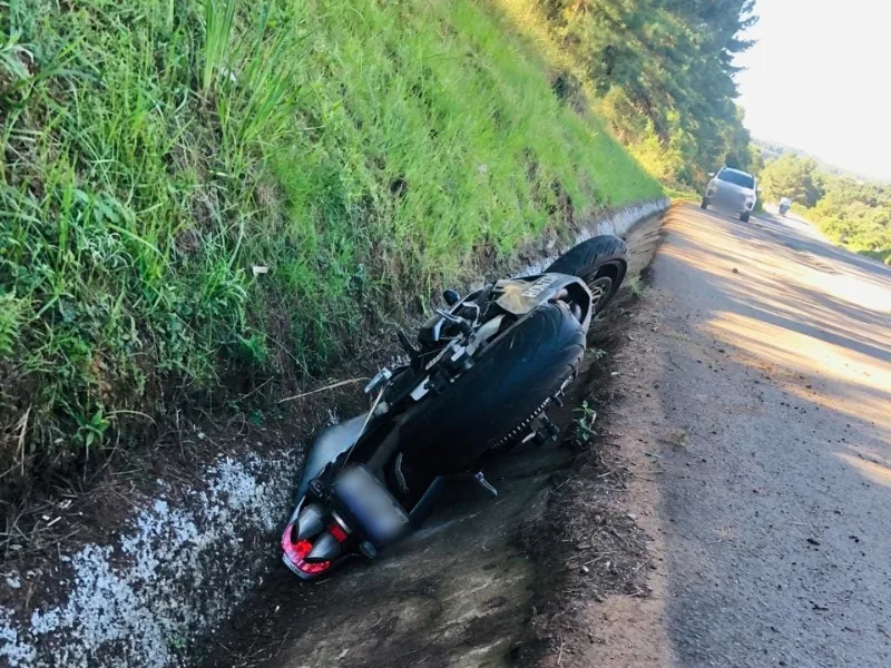 Moticiclista Fica Gravemente Ferido Ao Colidir Em Caminh O