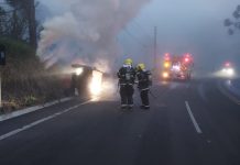 Carro é destruído pelo fogo após acidente