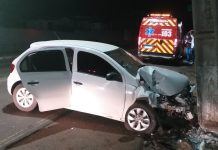 Veículo sai da pista e bate em poste em Tangará