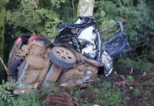 Três jovens morrem após carro sair da pista e bater em árvore na SC-355