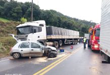 Mulher fica ferida em colisão de carro com dois caminhões