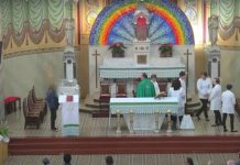 Homem assusta pessoas ao pegar lança em igreja