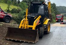 Motociclista colide em retroescavadeira e fica gravemente ferido