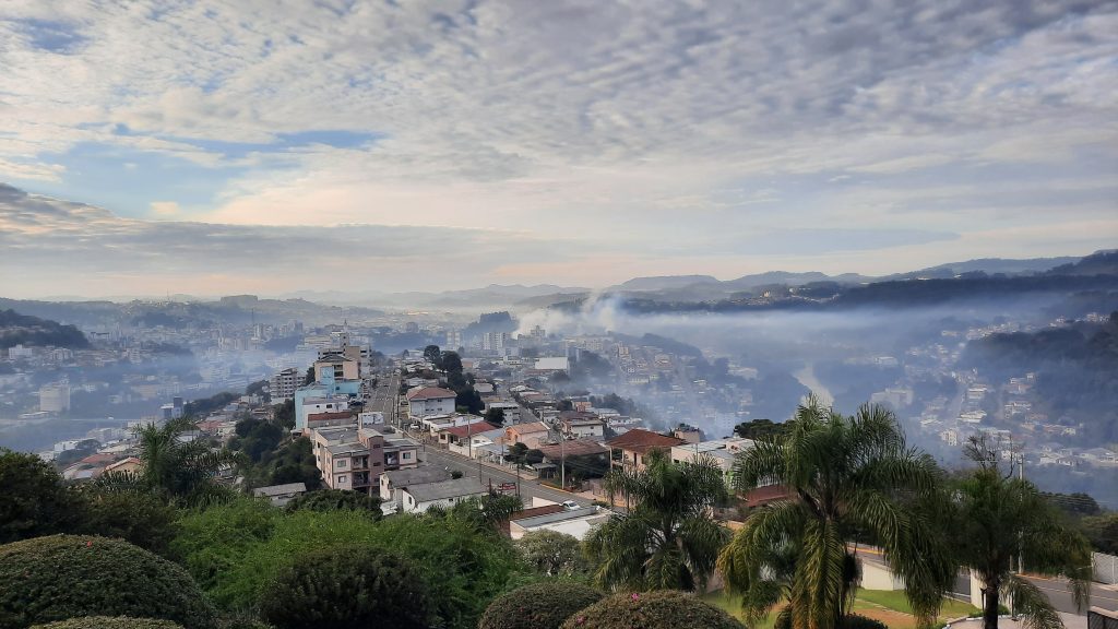 Quinta-feira influência de nebulosidade