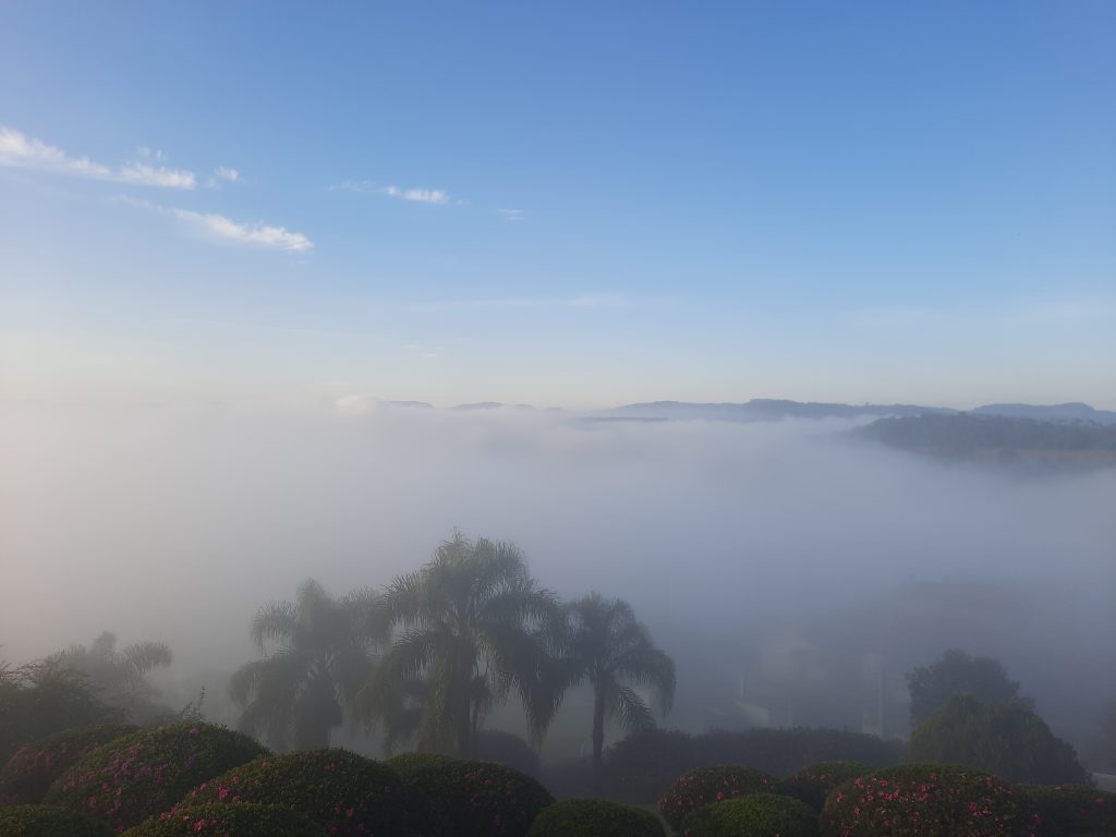 Vista de Videira no Meio-Oeste coberta por um nevoeiro