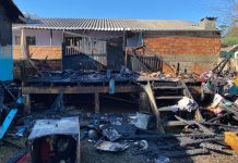 Incêndio destrói residência de madeira em Caçador