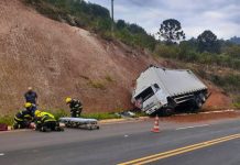 Caminhão tomba e motorista fica ferido na SC-135