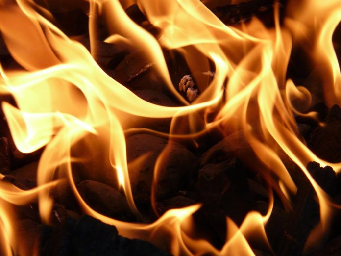 Imagem de chamas de fogo em um incêndio