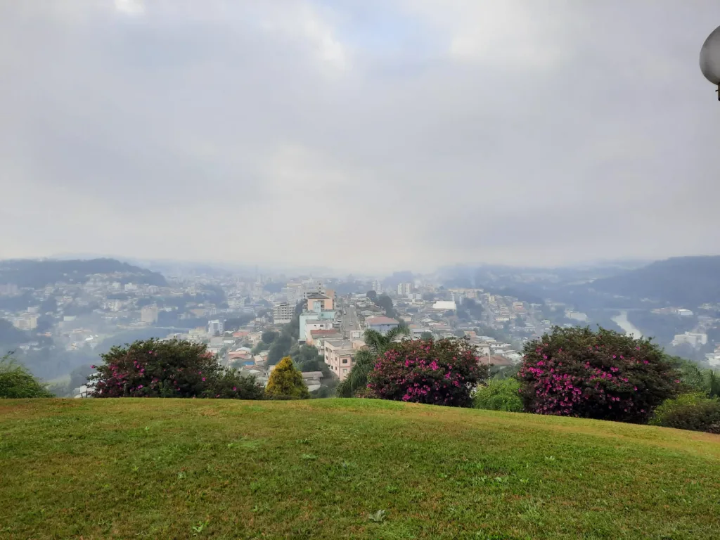 Vista de Videira encoberta por nuvens e com tempo instável
