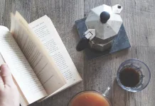 Café com Leitura ocorre no próximo dia 25 Livro e café sob uma mesa