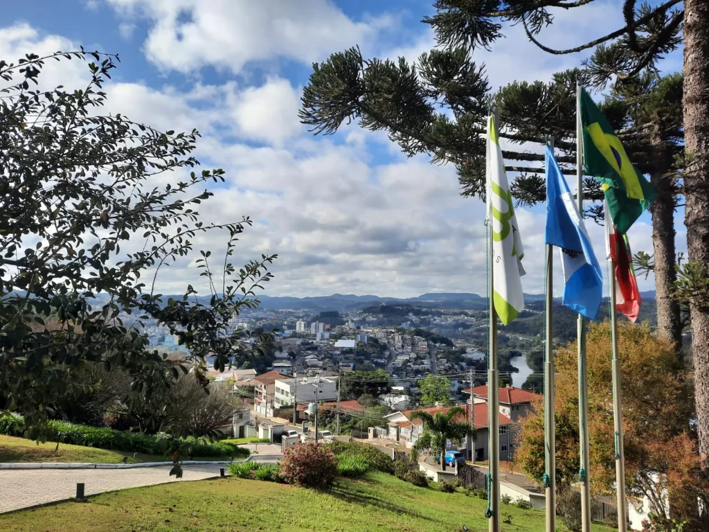 Vale do Rio do Peixe no Meio-Oeste com tempo ensolarado