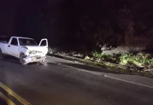 Caminhonete colide em paredão de pedra em Pinheiro Preto