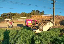 Bombeiros atendem colisão seguida de capotamento na SC-135