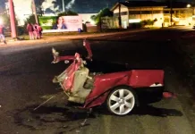 Caminhonete parte ao meio ao bater em poste e motorista fica ferido