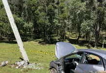 Carro com cinco pessoas colide em poste