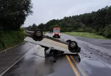 Carro capota na BR-470 em Campos Novos