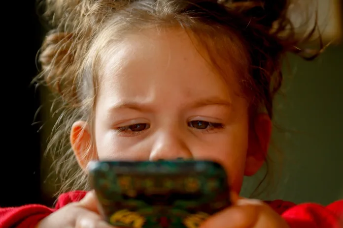 Uso de smartphones por crianças gera preocupações