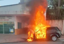 Veículo pega fogo na manhã desta sexta-feira em Caçador