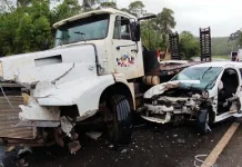 Colisão entre carro e caminhão deixa trânsito lento na SC-135