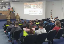 PM de Caçador orienta motofretistas sobre normas e riscos do ofício