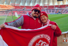 Torcedora de 84 anos curte jogo no estádio pela primeira vez