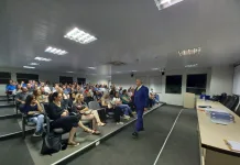 Palestra sobre como cobrar dívidas lota o auditório em Caçador