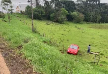 Veículo sai de pista e cai em barranco