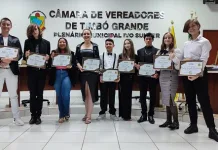 Escola de Timbó Grande usa urna eletrônica em eleição estudantil