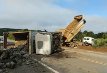 Caçambas colidem e trabalhadores ficam feridos na BR-470