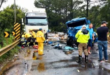 Carreta de Videira colide em caminhão e uma pessoa fica ferida