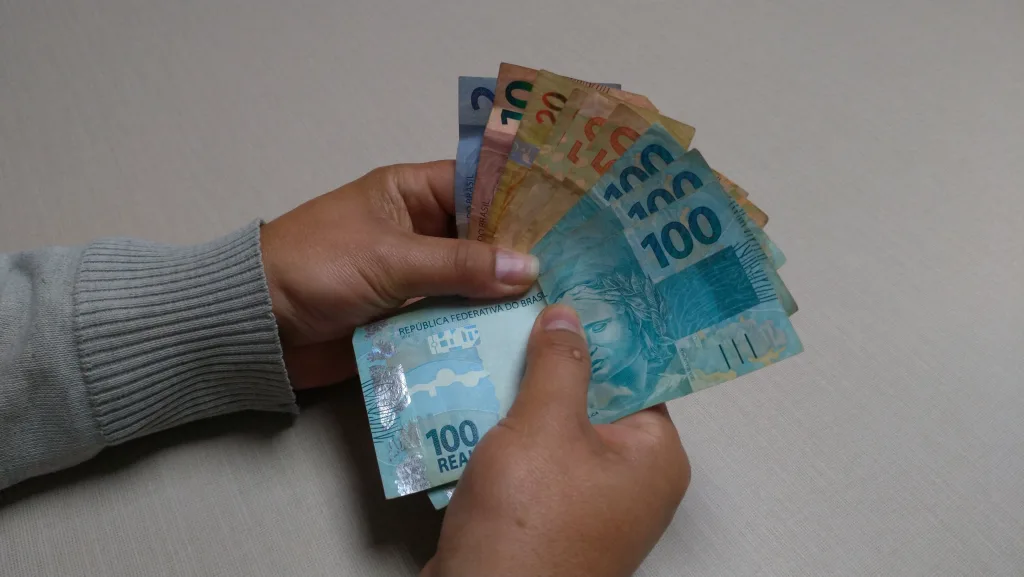 Receita paga restituições de lote residual do Imposto de Renda
