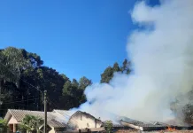 Fogo destrói residência em Rio das Antas