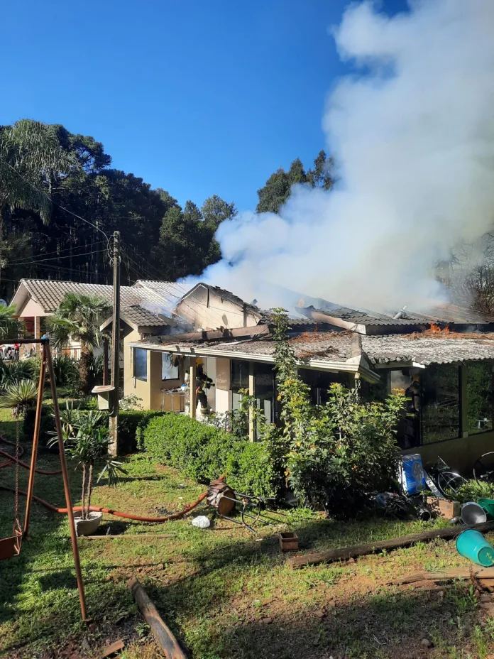 Fogo destrói residência em Rio das Antas