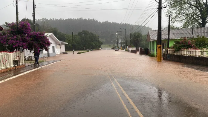 Chuvas causam alagamentos em municípios da região