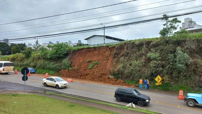 SC-355 em frente à Havan está interditada para trabalhos no reparo do deslizamento