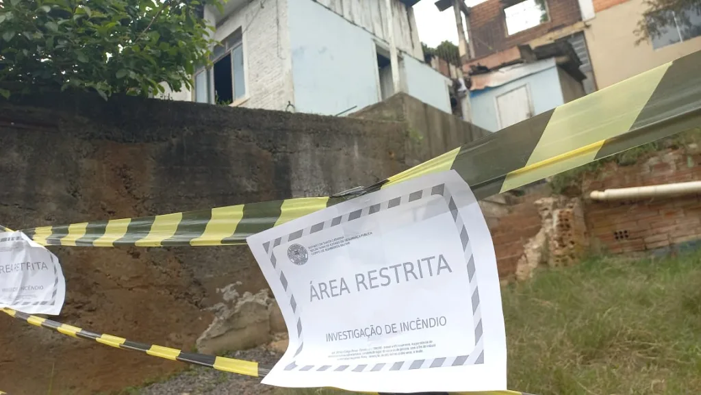 Moradora pede ajuda após ter casa destruída por incêndio
