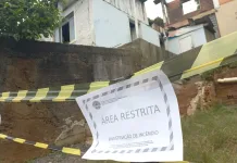 Moradora pede ajuda após ter casa destruída por incêndio