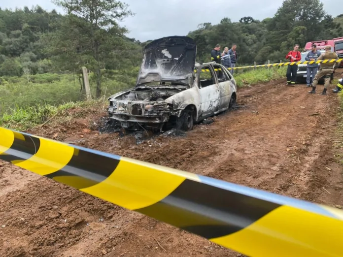 Corpo é encontrado pela PM dentro de carro incendiado em Taquara Verde