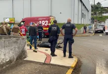 Motociclista morre em colisão com ambulância no Centro de Caçador