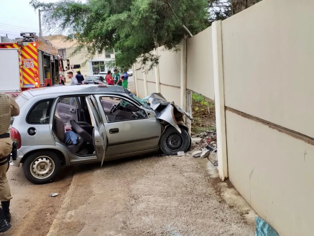 Carro colide em muro e três pessoas ficam gravemente feridas