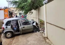 Carro colide em muro e três pessoas ficam gravemente feridas