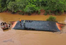 Balsa afunda no Rio Uruguai entre Alto Bela Vista e Marcelino Ramos