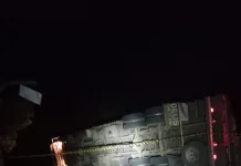 Motorista tomba caminhão e abandona veículo na SC-350