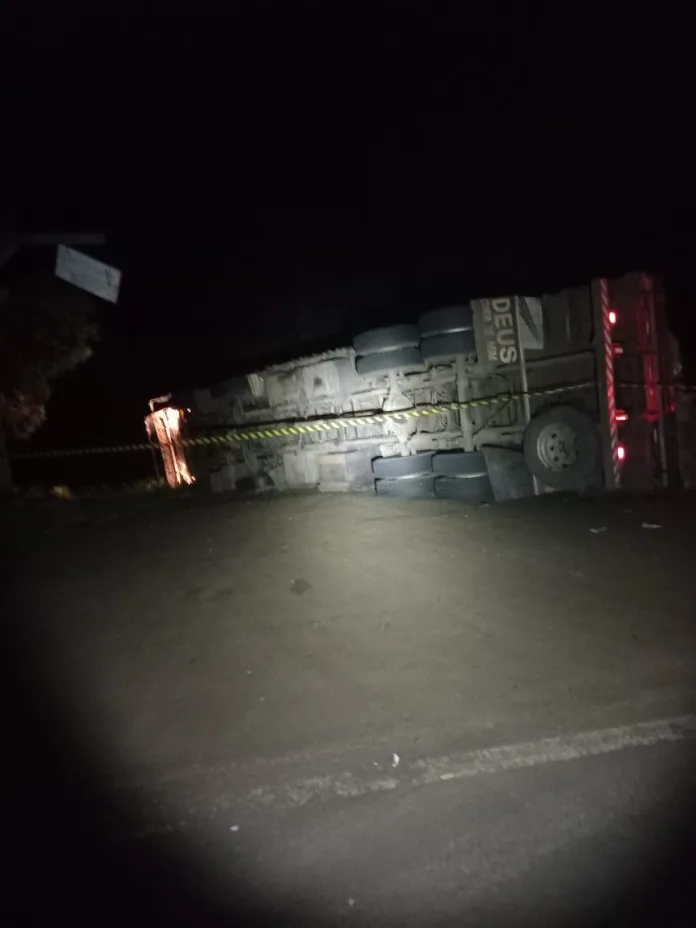 Motorista tomba caminhão e abandona veículo na SC-350