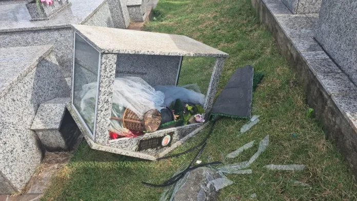 Vândalos depredam cemitério