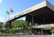 Deputados de SC terão jatinhos sob custo de R$ 2,6 mi para Alesc