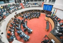 Alesc discute sobre impostos para igrejas, libras e sacolas plásticas