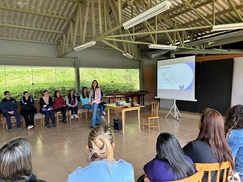 Acadêmica da UNIARP realiza palestra sobre ansiedade e depressão