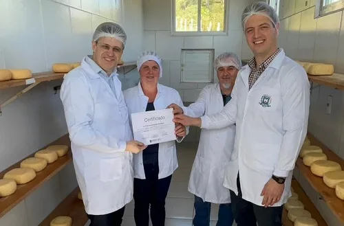 Produtora de queijo em Caçador recebe certificado do SIM