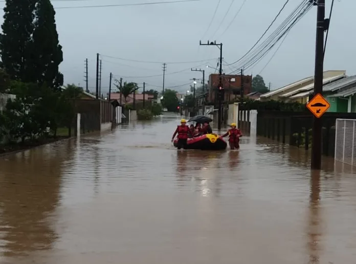 Chuvas em SC: 131 cidades registram ocorrências e 60 municípios estão em situação de emergência